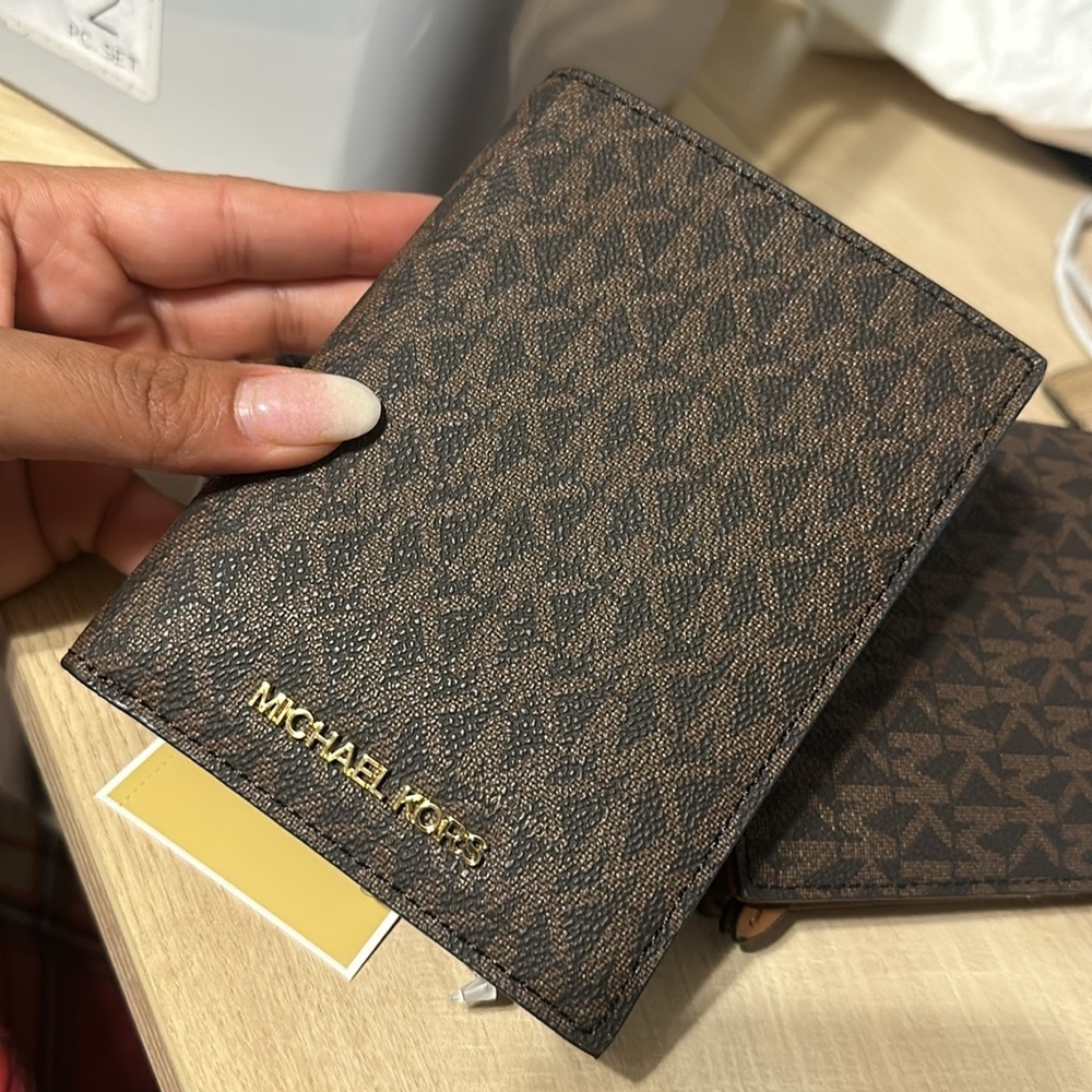 New Michael Kors jet set travel passport wallet  holder